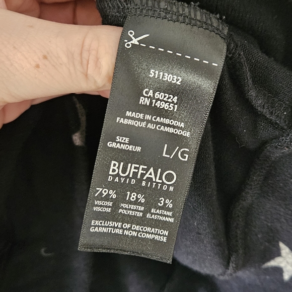 Buffalo black with stars size large stretch long sleeve top - Picture 4 of 4